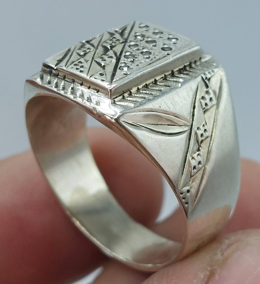 خاتم فضة 10 ماسات ناعمات قياس 26 بغداد ***********
