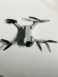 درون للبيع DJI Mini 4 Pro  تصوير 4K HDR عالي الدقة تصوير بالطول وبالعر...