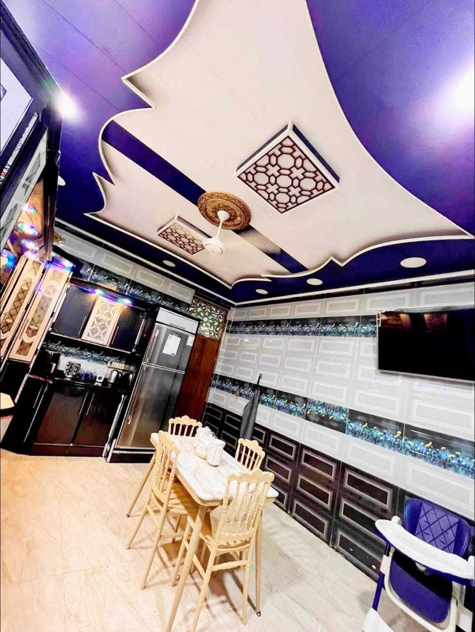 السلام عليكم 
اثاث للبيع (غرفة نوم تركي جديد قليل الاستخدام 10قطع )
تخم 10مقاعد ،ثلاجة 
للاستفسار :
***********-***********
