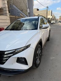 توكسان خليجي 23 ماشيه 33 الف سياره ماناقصها شي عدا بارد بسيط موضح بقبغ...