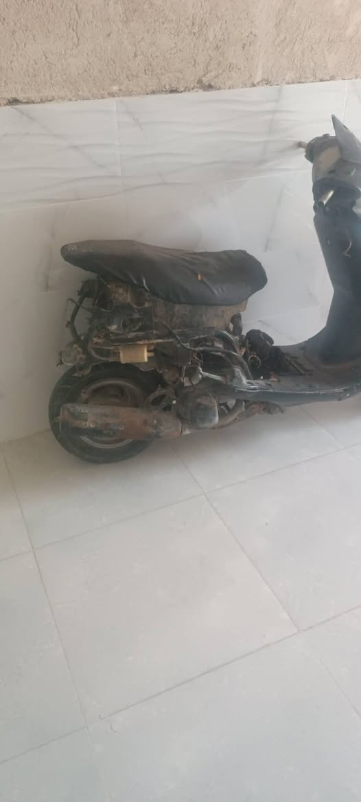 شباب عندي هاي الدراجه ردت اعمرها ولاصت عليه وغراضها موجوده.. بس شدهن.. بس عوزهه ستان وباتري ويده مال بانزين وقبق ولفات
 كفرات وكابريته وكل غراظهه موجوده كهربائيات شغاله مكينه سلف هندر  دبلات كله شغال اريدها ب 170 الف بيها مجال قليل جماعة 100 الف اعبر المنشور رجاءاا وهذا رقمي وعنواني حي الامين م ***********
