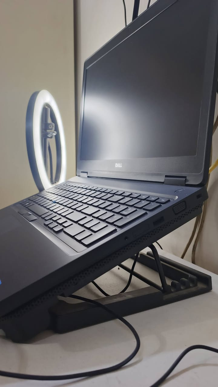 💻 للبيع لابتوب بحالة ممتازة
🔹 المعالج: Intel Core i5 الجيل السادس
🔹 كرت الشاشة: منفصل 2GB (940mx)
🔹 الرام: 8GB
🔹 التخزين: SSD (سريع)
🔹 الشاشة: واضحة ونظيفة
🔹 الحالة: شغال 100%، ما بيه أعطال
✔️ مناسب للدراسة، الأوفيس، التصفح، وبعض الألعاب الخفيفة
✔️ الجهاز نظيف والاستعمال شخصي
💰 السعر: 270 الف دينار (قابل للتفاوض البسيط)
📍 المكان: بغداد الحرية توصيل لايوجد
📞 للتواصل: خاص / واتساب ***********
