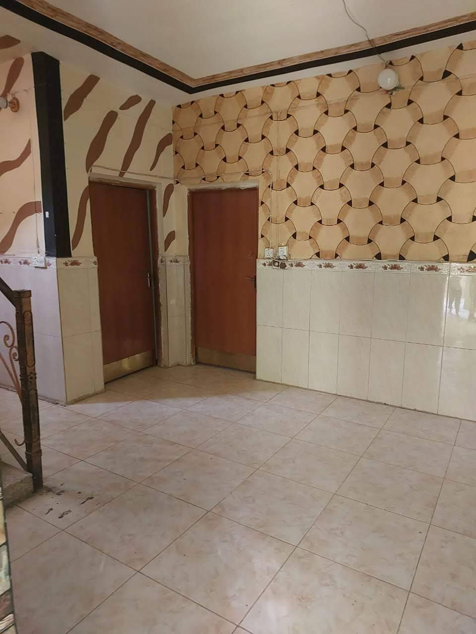 السلام عليكم يوجد دار للبيع فقط في محافظة واسط الكوت منطقة العزه الجديده مقابل جسر الكريميه بالقرب من موكب ستار ربيح المساحه ١٣٢ م الاتصال على الارقام *********** و *********** لمعرفة باقي التفاصيل
