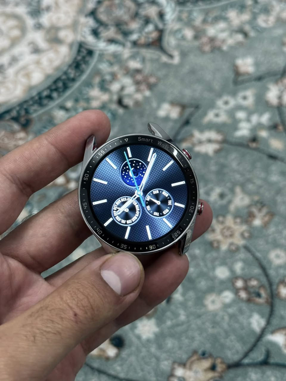 ساعه جي 40 برو 
السعر 45 والتوصيل مجاني
قفله 35 الف وايضاً التوصيل مجاني

* الاتصال والمكالمات:
    * مزودة بميكروفون مدمج ومكبر صوت عالي الدقة. �
    * يمكن للمستخدمين إجراء المكالمات والرد عليها ورفضها مباشرة من الساعة. �
    * تدعم تلقي الإشعارات المختلفة (الرسائل النصية، فيسبوك، واتساب، تويتر، إنستغرام). �
    * ميزة المساعد الصوتي لتسهيل إجراء المكالمات الصوتية. �
    * متوافقة مع أجهزة Android و iOS. �
* مراقبة الصحة واللياقة البدنية:
    * تستخدم مستشعرات متقدمة لمراقبة الصحة. �
    * توفر مراقبة ضغط الدم، معدل ضربات القلب، معدل التنفس، ومراقبة النوم. �
    * تتضمن تذكيرات بالخمول للحفاظ على النشاط. �
    * تتضمن أكثر من 100 وضع رياضي مختلف. �
    * ميزات إضافية مثل تدريب التنفس، عداد الخطوات، وحساب السعرات الحرارية. �
* التصميم والشاشة:
    * شاشة HD كبيرة (توجد إصدارات 1.85 بوصة و 1.95 بوصة). �
    * تصميم مقاوم للماء بتصنيف IP68. �
* ميزات أخرى:
    * عمر بطارية طويل (قد يصل إلى عدة أيام حسب الاستخدام). �
    * تشمل أدوات مثل الآلة الحاسبة، المنبه، المؤقت، والتحكم في الكاميرا والموسيقى.


**إذا كنت صاحب هذا الإعلان وتريد حذفه لأي سبب، رجاءا أرسل رسالة إلى الدعم الفني**