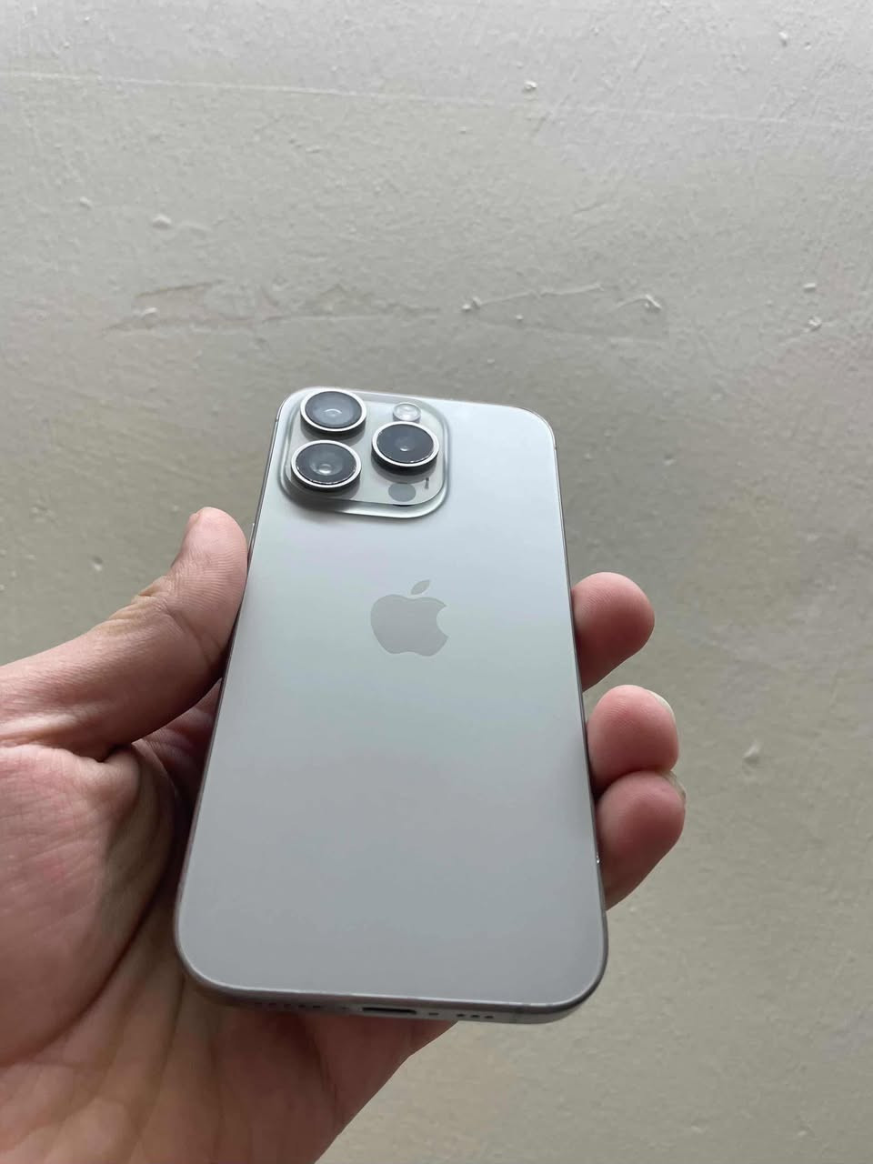 للبيع فقط                 ((السعر 600وبي مجال))
ايفون 15pro
بلون المميز بلتيتانيوم💎
ذاكرة 256
الجهاز نضيف حيل 
فقط امبدل شاشة وألوانه حلوه 
فيس إيدي شغال 
بطارية 88%🔋
مشحون 600 مره فقط

((السعر 600وبي مجال))


**إذا كنت صاحب هذا الإعلان وتريد حذفه لأي سبب، رجاءا أرسل رسالة إلى الدعم الفني**
