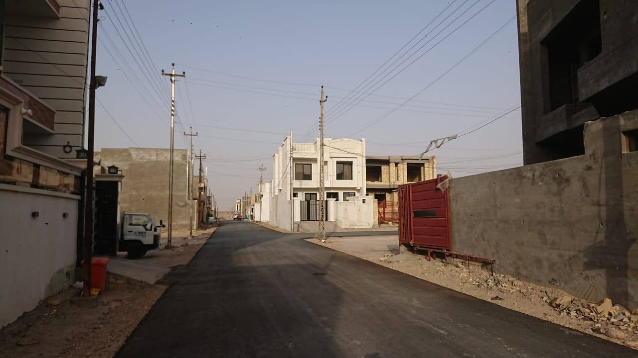 السلام عليكم
دار للبيع بناء 2022 بمواصفات عاليه ركن ع شارعين شغل درجه اولى
طابو زراعي سند بإسمي

#التبليط_واصله

الموقع // الفلوجه _ الجغيفي الثانيه مجاور المربع الذهبي قريب من البيت جامع قيد الإنشاء 
البناء طابوق
الأسمنت معمل كبيسه وسمنت طازلوجه
الشيش شركة ماس
المساحه الكليه 235م
يتكون من 4 غرف نوم
يتكون الطابق الأرضي من
 2 غرفة نوم
مطبخ حار بارد مغلف سيراميك 
صاله
استقبال
حمام خارجي + حمام داخلي مغلف سيراميك 
مناور عدد 2 مغلفه سيراميك بالكامل
تأسيس ماء نوعية ممتازة موبس
الصحيات موديل حديث تعليگ
باب خارجي تفصال درجة اولى

الطابق الثاني //

غرفة نوم عدد 2 واحده ماستر حمام مغلف سيراميك 
غرفة خزن  ( مخزن )
حمام مغلف سيراميك
سطحين مطبگات شتايگر

البيت ملبوخ من الخارج فقط

ملاحظه //

البيت يحتاج إلى أبواب داخليه مع شبابيك مع ارضيات مع لبخ الداخل وبياض مع واجهه

السعر 135 مليون بي مجال 

للجادين بالشراء للاستفسار  اتصال او واتس اب
 
*********** ☎️
