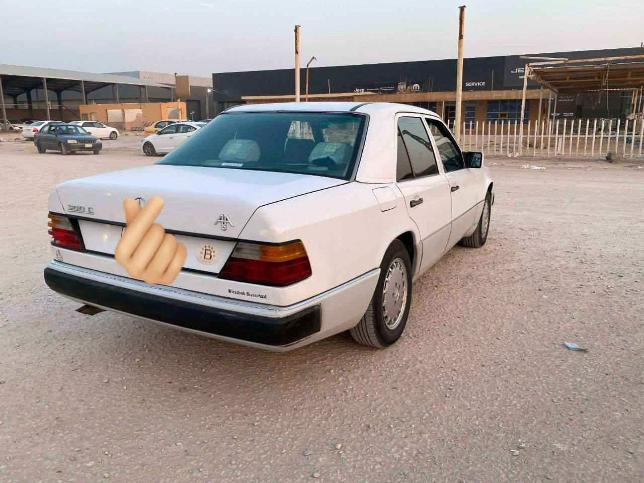 السلام عليكم للبيع 
مارسدس دب E300
كفاله عامه غرفه جديده كرهبائيه تخم تاير جديد حداديه جديده مكينه جديده 
السياره مابيهه اي نقص
بغداد انكليزي 
السعر 67
للاستفسار الاتصال***********
