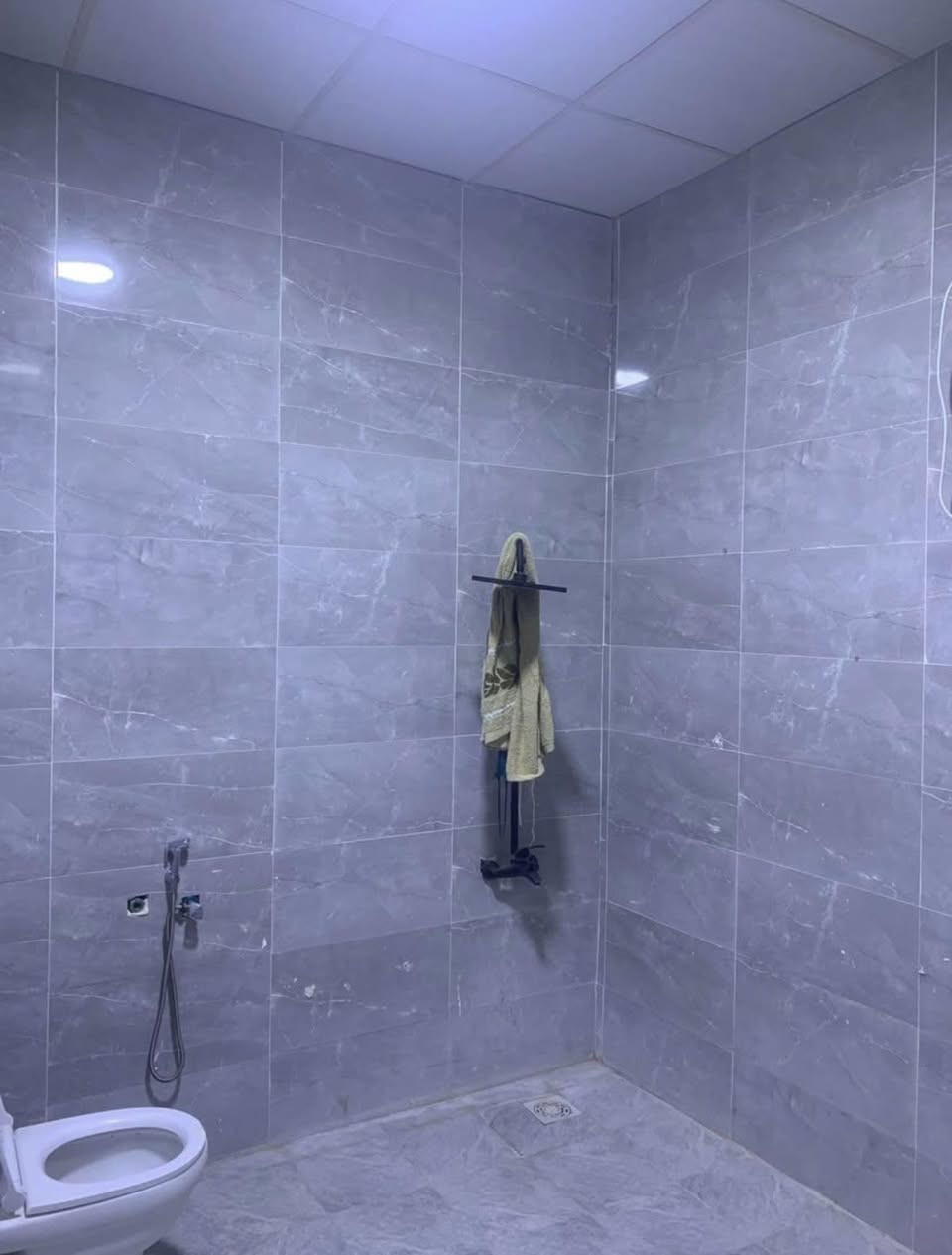 المساحة: .172 م²
سنة البناء: 2018 والترميم 2024
نوع البناء :بلوك
طابو عراقي وبيه وكالة
الطابق الأول: غرفة نوم + استقبال + صالة + مطبخ + حمام)
الطابق الثاني :3 غرف نوم + استقبال + حمام
ابو الخصيب شارع محولة الزهير
أقرب نقطة دالة: عيادات الكوثر 
💰 السعر المطلوب:115 وبي مجال بسيط
***********
