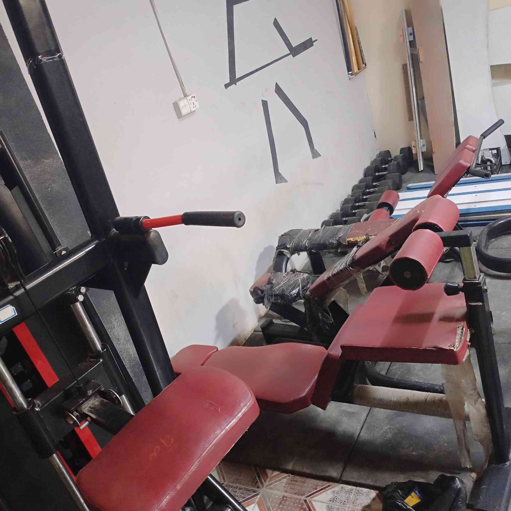 ***********.  صاله كامله للبيع شلع ومفرد 🌹
9 اجهزة. ضخمة. اي #جهاز يعجبك ب 600 الف فقط ❤️  ومساطب كامله وشفتات واثقال كامله + دمبلص.  واكو اجهزة مامصورها وياها ❤️ مكاني الانبار - #هيت
