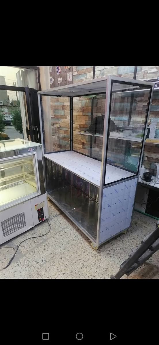 السلام عليكم فاترينه عرض حلويات أو معجنات لو مشاوي جديدة غير مستعمله السعر 150 قفل مكاني بغداد الجديدة هاتف *********** ارتفاع مترين وعرض متر ونص بيها رفوف جام وإنارة
