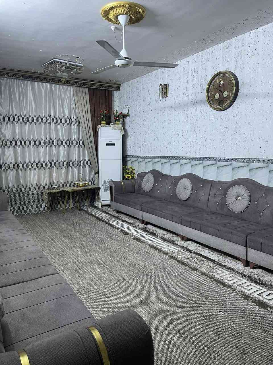 بيت للبيع مساحته 200 متر طابقين طابق الول يحتوي اربع غرف طابق ثاني اربع غرف وفوك وجوه حمامات 2 شراي يتصل 
***********
