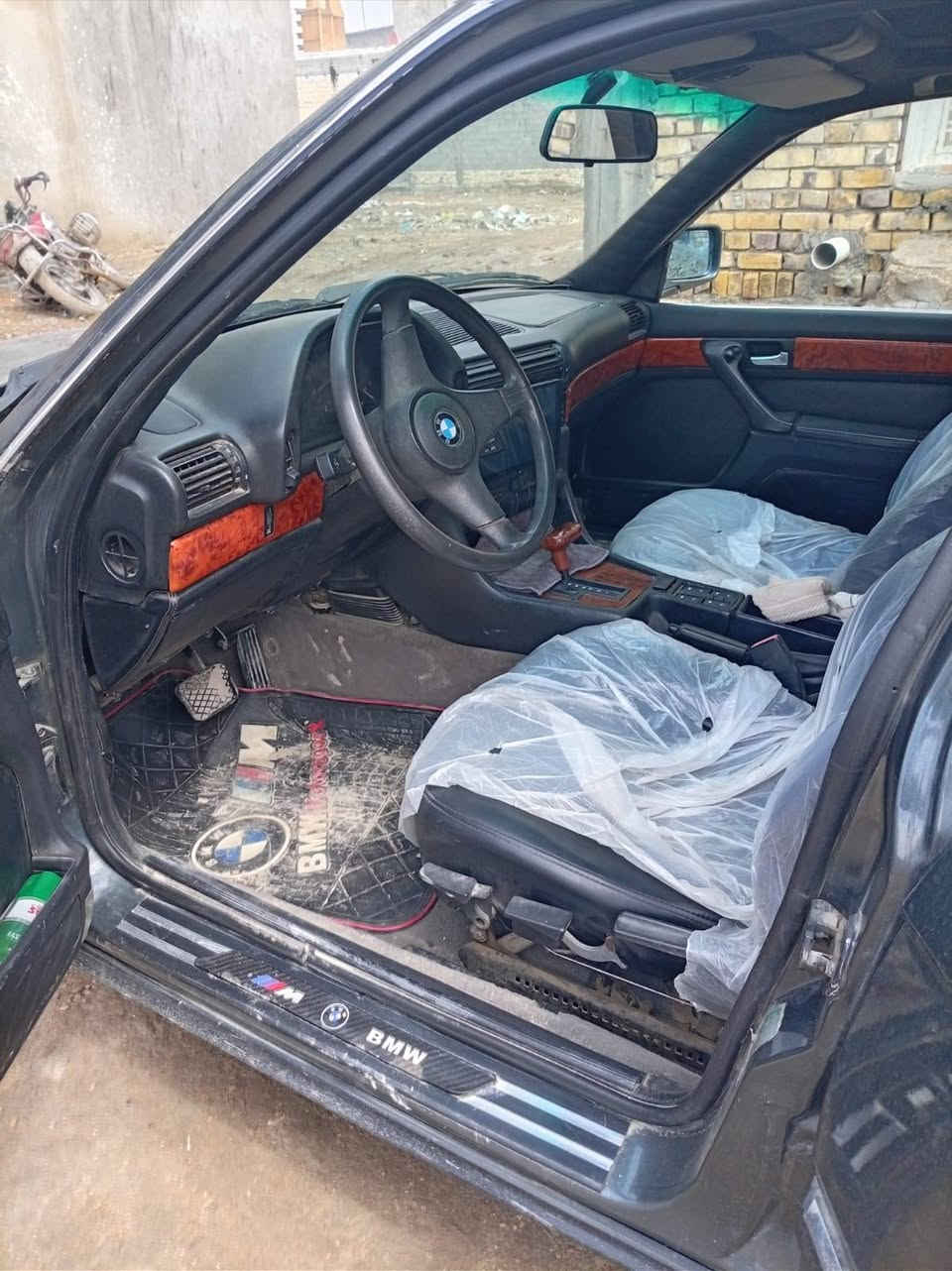 السلام عليكم بي ام للبيع موديل 90 رقم انكليزي بأسمي سنويه لل31 بيع او مروس بجمسي سياره خير من الله كهربائيات كله شغاله ترايك وين ميعجبك تخم تاير جديد  للعنوان كربلاء طويريج السعر 55 هذا رقمي  ***********
