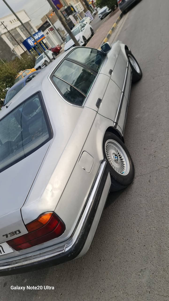 بسم الله الرحمن الرحيم
سلام عليكم بي ام 730i اصل بليته سنويه تكمه 
رقم بغداد مميز بأسمي تحويل ثاني يوم رقم انكليزي 
كير ومحرك مكفولات للاخير 
داخل جلد اسود صاج 
تبريد ثلج 
كهربائيات كولها بلاديه ما بيهم جطل واحد 
سياره مكفوله من ضربه من خياس بلاديه 
ما بيها اي نقص 
فقط فقط صبغ نقصها صبغها جارد 
سعرها 57 وبيها مجال بسييط 
مكاني بغداد صليخ 
***********
