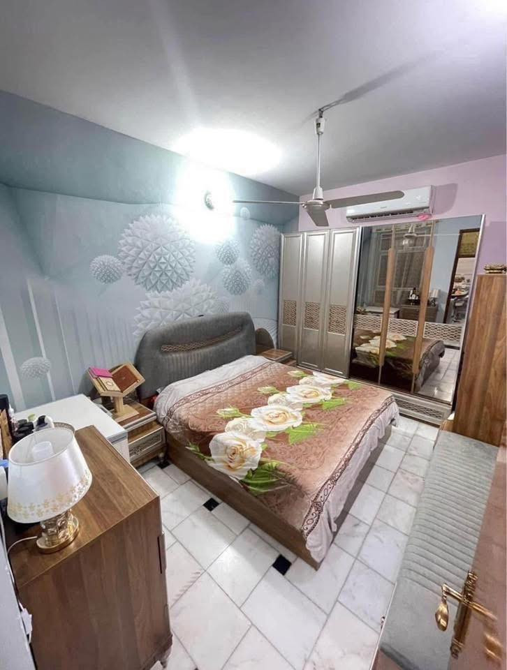 بيت حديث ونظيف للبيع في الوزيرية شارع المغرب
مساحتة واقع حال 80 متر وبالسند 71 ونص

بناء درجة اولى الطابق الارضي طارمة واستقبال ومطبخ وغرفة نوم ومنور عدد 2 وخدمات متكاملة الطابق الاول غرفة وحمام مستقل حديث الطابق الثاني غرفة وحمام مستقل ومخزن

ويحتوي الطابق الثاني على شقة معزولة عزل تام تحتوي على غرفة وحمام ومطبخ ومنور مستقل

ارضية المنزل مرمر طبيعي ويحتوي المنزل على سقوف ثانوية

ونظام اضائة وصحيات حديثة وفق معايير عالمية اقرب نقطة دالة ساحة عنتر

البناء حديث ودرجة اولى للاستفسار الاتصال على الرقم
***********
