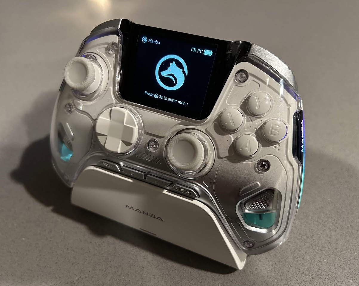 🎮 للبيع: يد تحكم MANBA الاحترافية (اللون الأبيض الملكي)
الحالة: (جديدة / مستعملة نظيفة جداً)
التوافق: تعمل على (PC, Nintendo Switch, iOS, Android)
✨ أهم المميزات:
• تصميم مريح واحترافي: لون أبيض مميز مع ملمس مانع للانزلاق للتحكم الكامل أثناء اللعب الطويل.
• أزرار قابلة للبرمجة: تحتوي على أزرار خلفية (Back Buttons) يمكنك تخصيصها لتعطيك أفضلية في ألعاب الشوتر والتنافسية.
• استجابة فائقة: تقنية لاسلكية سريعة جداً بدون أي تأخير (Input Lag).
• إضاءة RGB: تدعم إضاءة خافتة وأنيقة تزيد من جمالية السيت آب الخاص بك.
• بطارية قوية: تصمد لساعات طويلة من اللعب المتواصل بشحنة واحدة.
📦 الملحقات:
• الكرتون الأصلي 
• كابل الشحن الأصلي.
• (الجويستك نضيفة كلش حتة الاصق ممشلوع منه ).
💰 السعر المطلوب: (60000) الف

📞 للتواصل: أرسل رسالة خاصة أو اتصل على (***********).
