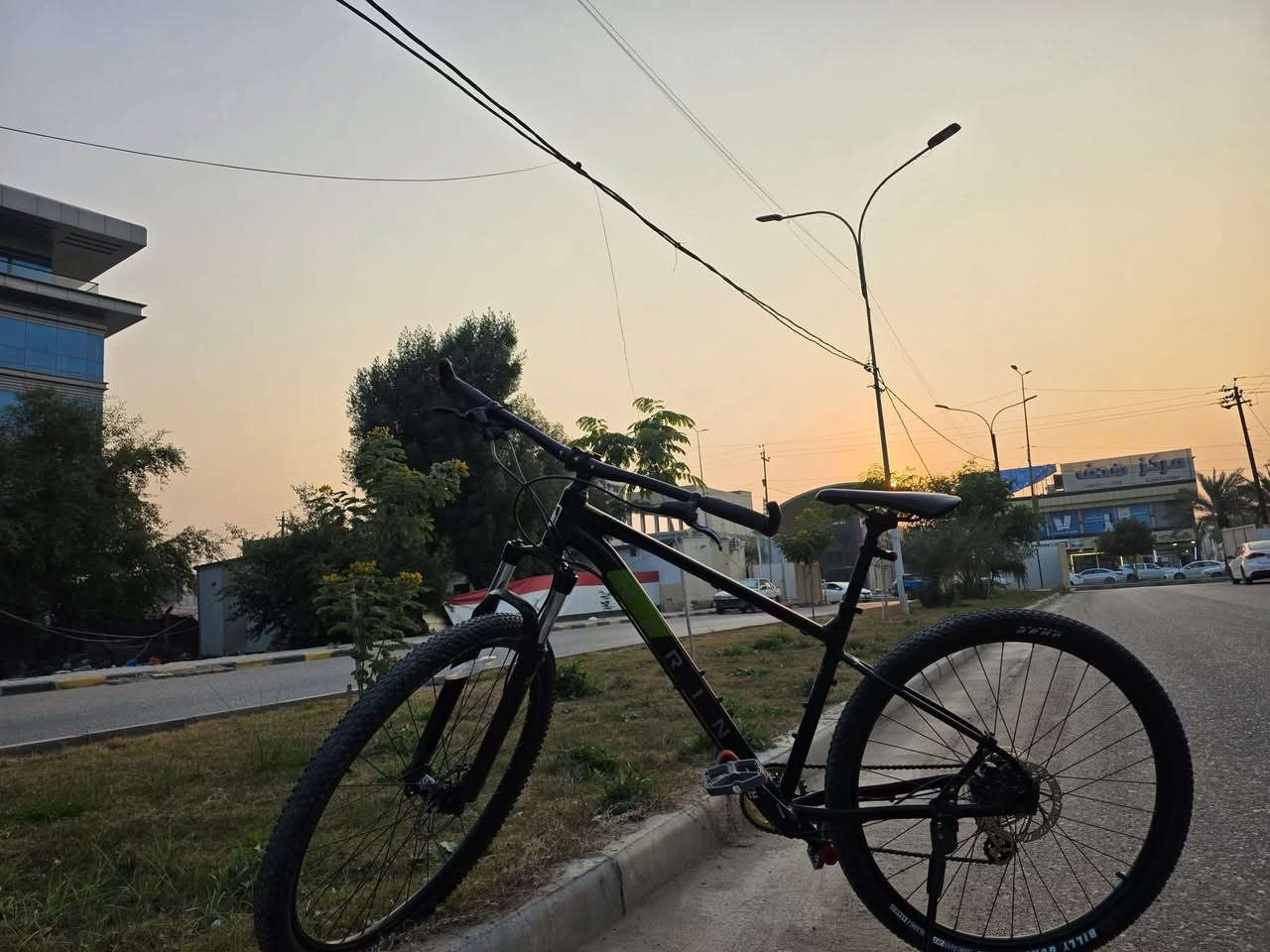 السلام عليكم
لبيع 
بايسكل مارلن صناعه اندوسي 
بايسكل مختم ستيرن سرج بل كامل 
مكينه طرب 36 سيم قياس حجم 29 
دبل هايروليك 
بدال بريك 
سستم شيمانو 1×8 
زوج تايرات جدد قبل سبوع شادهن 
بايسكل بي هواي موصفات مامذكوره 
خوذه ومطاره وستاند هديه 
تواصل ***********
