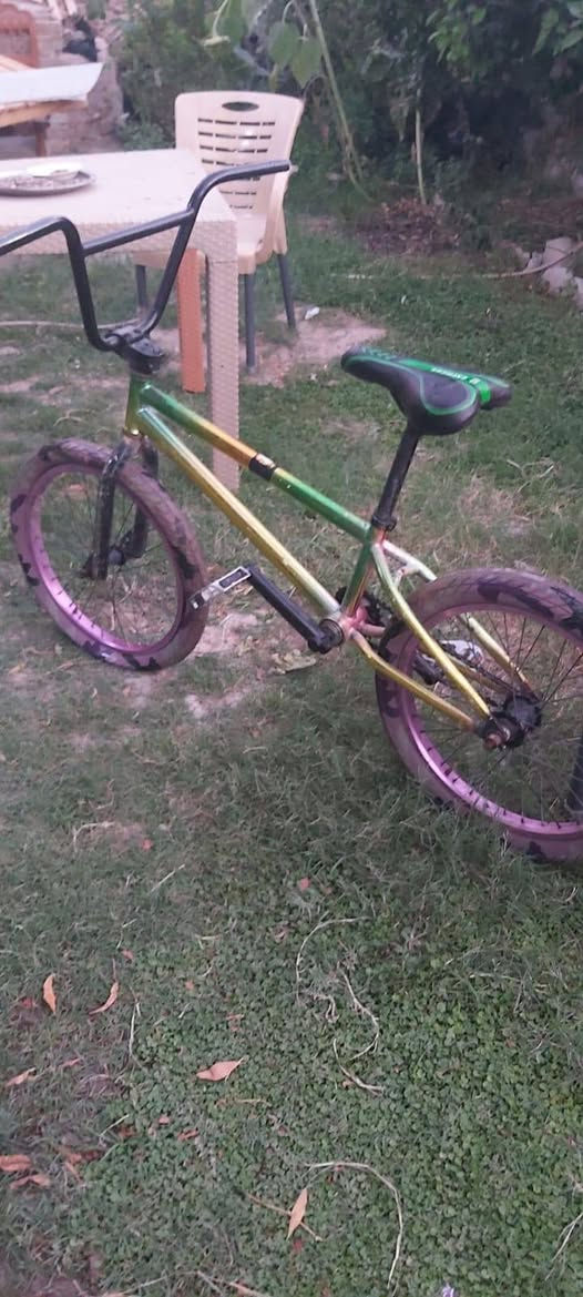 السلام عليكم جيتي للبيع 
بايسكل جيتي سبع الوان  BMX كامل  نضيف  بس التأير الكدام نازل السعر  خاص  او واتساب  ***********
