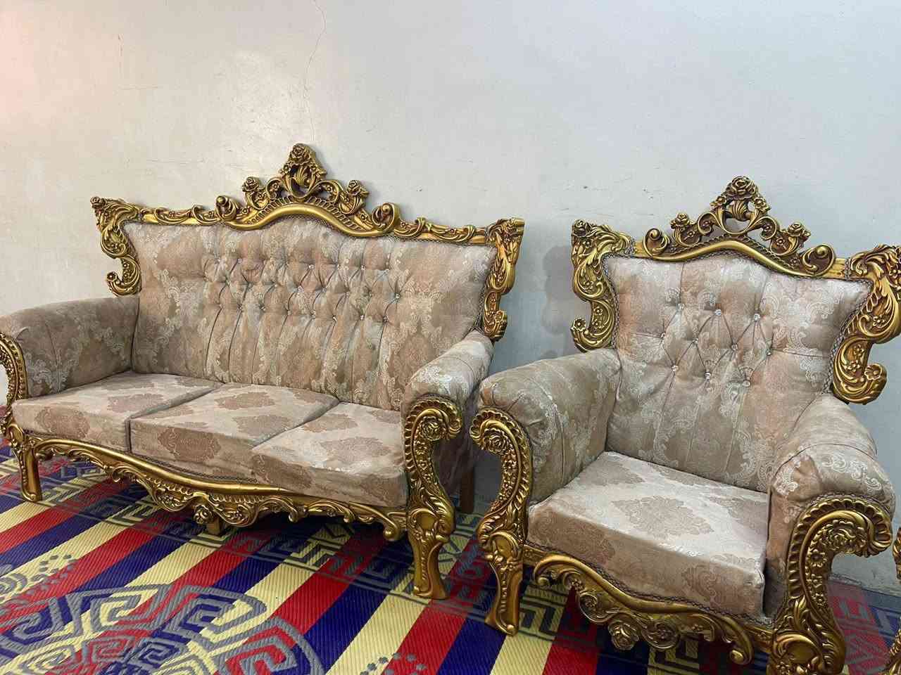 تخم ملكي 10 مقاعد تكمه نضيف بدون اي ضرر ب290 قفله 
***********
