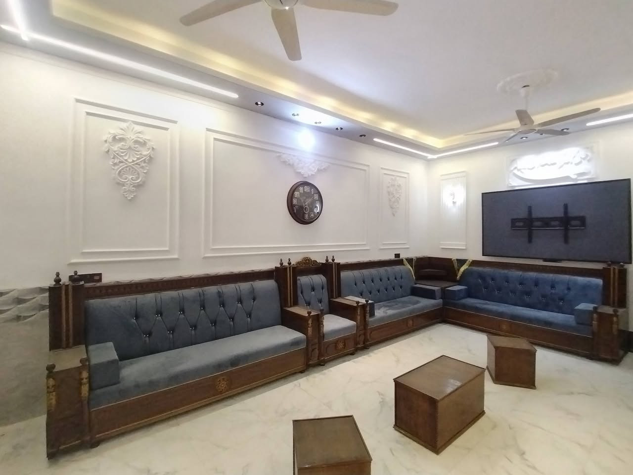 السلام عليكم معكم لمسة فن الديكور، عنوان الإبداع والهندسة الدقيقة بكل تفاصيل التصميم والتنفيذ.
شغلنا مو صدفة، شغلنا فن، هندسة، وإتقان.  
من الجبس بورد الكلاسيك، للإضاءة الراقية، للتفاصيل اللي تحكي عن ذوقك وفخامتك.  
كل خط، كل زاوية، محسوبة بدقّة… لأن الجمال يصنعه ناس تعرف شلون تحول الخيال لحقيقة.  
لمسة فن الديكور، ندمج الإبداع مع الهندسة… ونخلي كل مشروع تحفة فنية تليق بمكانك.  
تواصل ويّانا اليوم، وخلي لمستك تصير فخامة.  
 للديكور  ***********

