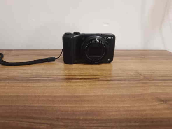 السلام عليكم
كاميرا سوني للبيع
السعر:180 الف
العنوان:بغداد حي تونس
رقم الهاتف : ***********
غير مستعمله 
لا يوجد توصيل

الميزات الرئيسية للمنتج
تقريب رقمي
64x
اللون
أسود
نوع البطارية
ليثيوم أيون
الاتصال
يو إس بي
سلسلة
سوني سايبر شوت
تقريب بصري
16x
الأبعاد
العمق
1.33 بوصة
الارتفاع
2.35 بوصة
العرض
4.12 بوصة
وزن المنتج
6.77 أونصة

ميزات إضافية للمنتج
نوع الشاشة
شاشة LCD
دقة المستشعر
16.1 ميجابكسل
أقصى دقة فيديو
1280x720

ميزات إضافية
تقريب رقمي، USB، تصحيح العين الحمراء
حجم الشاشة
3 بوصة
اللون الخارجي
أسود

الميزات
تقريب رقمي، USB، تصحيح العين الحمراء
حجم الشاشة
3.0 بوصة
النوع
كاميرا بوينت آند شوت
نوع الكاميرا
كاميرا بوينت آند شوت
أقصى دقة
16.1 ميجابكسل
ذاكرة فلاش مدعومة
بطاقة ذاكرة ميموري ستيك ديو، بطاقة ذاكرة SDHC، بطاقة ذاكرة ميموري ستيك مايكرو، بطاقة ذاكرة SDXC، بطاقة microSDHC، بطاقة ذاكرة SD، بطاقة ذاكرة ميموري ستيك برو ديو، بطاقة ذاكرة ميموري ستيك برو ديو عالية السرعة، بطاقة ذاكرة ميكرو (مارك 2)، بطاقة ذاكرة ميموري ستيك برو-HG ديو، بطاقة ميكرو SD

معلومات المنتج
كاميرا سوني سايبر-شوت DSC-H90 كاميرا رقمية صغيرة الحجم بدقة 16.1 ميجابكسل تتيح لك التقاط صور مقربة مذهلة بالإضافة إلى مناظر طبيعية شاسعة. بفضل عدسة سوني G ذات الزاوية العريضة 24 مم ومستشعر الصور Super HAD CCD مقاس 1/2.3 بوصة، تتيح لك هذه الكاميرا الرقمية من سوني التقاط صور بجودة فائقة. يقوم وضع البانوراما الشامل في هذه الكاميرا الرقمية بدقة 16.1 ميجابكسل بدمج الصور تلقائيًا لإنتاج صورة واحدة مذهلة. بفضل التكبير البصري 16x، تُقرّب كاميرا سوني سايبر-شوت DSC-H90 الأشياء البعيدة دون فقدان الحدة. تُسهّل شاشة LCD الكبيرة مقاس 3 بوصات في هذه الكاميرا الرقمية من سوني عرض الصور وقراءة القائمة وتكوين اللقطات حتى في ظروف الإضاءة الساطعة. يكتشف الوضع التلقائي الذكي في كاميرا سوني سايبر-شوت DSC-H90 المشاهد وظروف الإضاءة والوجوه ويضبط الإعدادات
