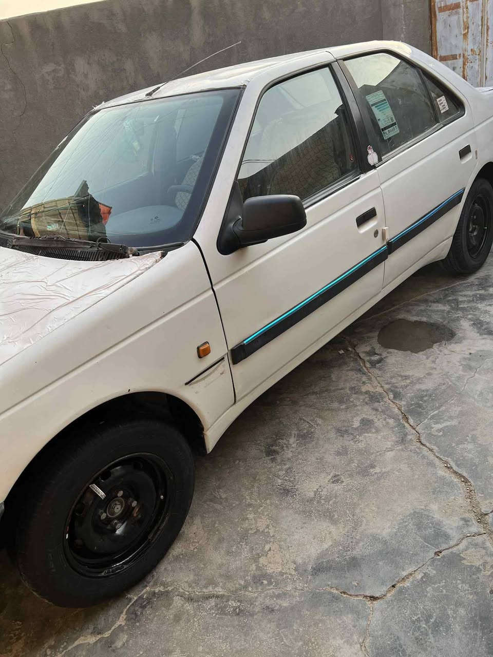سلام عليكم بيجو 405 مديل 12سياره حلوه وبديه مابي ضربه فقط زنجارات شوي مكينه حلوه كيره نعمه من الله تبريده شغال سياره يحتاج شوي ترتيب شواصيه من جوه بلاد سياره كهربائياته كله شغاله سنتر لوك شغال  سعره28وبيه مجال قليل مكاني بأبو الخصيب حمدان رقمي ***********
