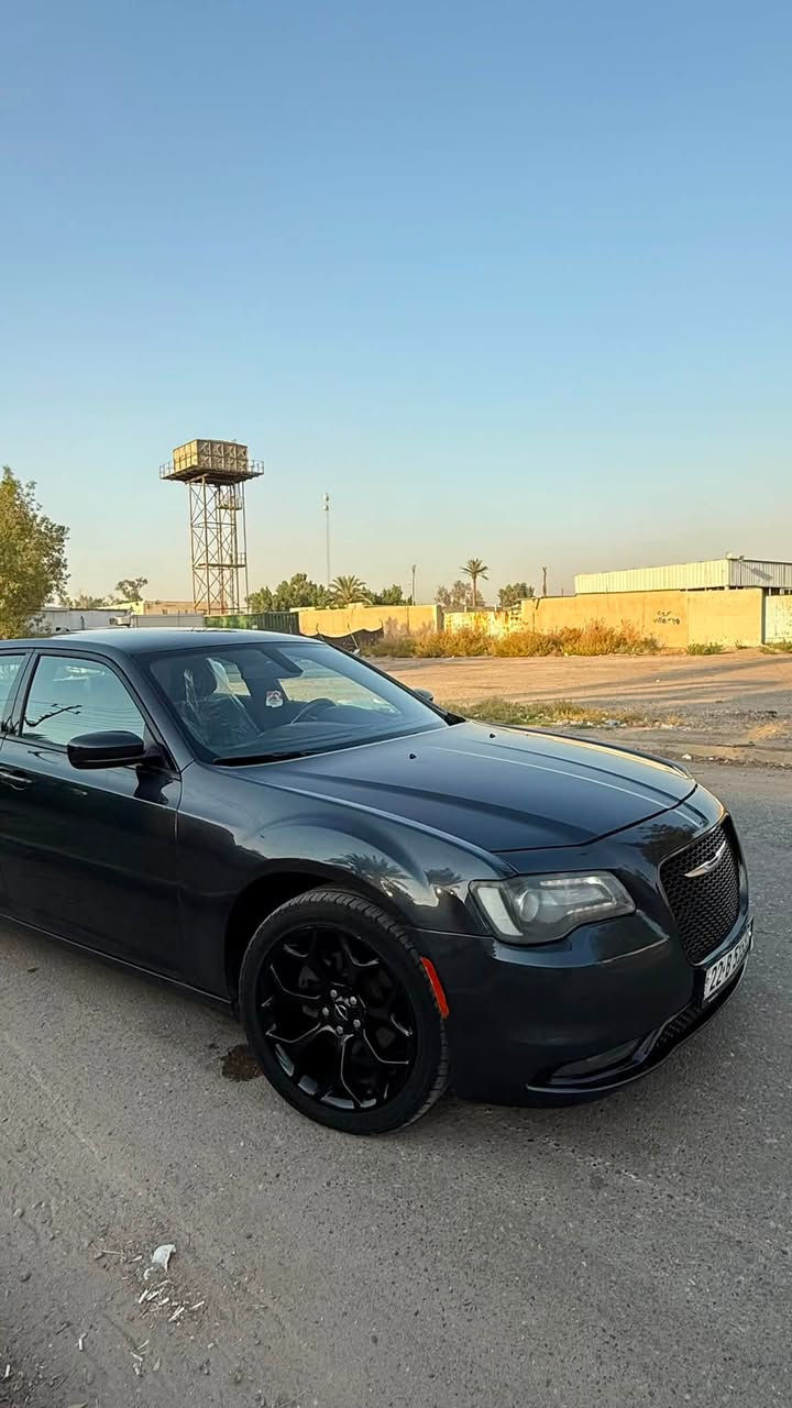 السلام عليكم كرايسلر  وارد كندي
2018s300 لون نفطي مميز  7شذرات 
الحادث جاملغ وبنيد ولجاملغ الخلفي كلير بدون ايرباك 
ماشيه 66مايل مواصفات ال s العاديه السعر 205 وبيها مجال للشراي 
للتواصل ***********
