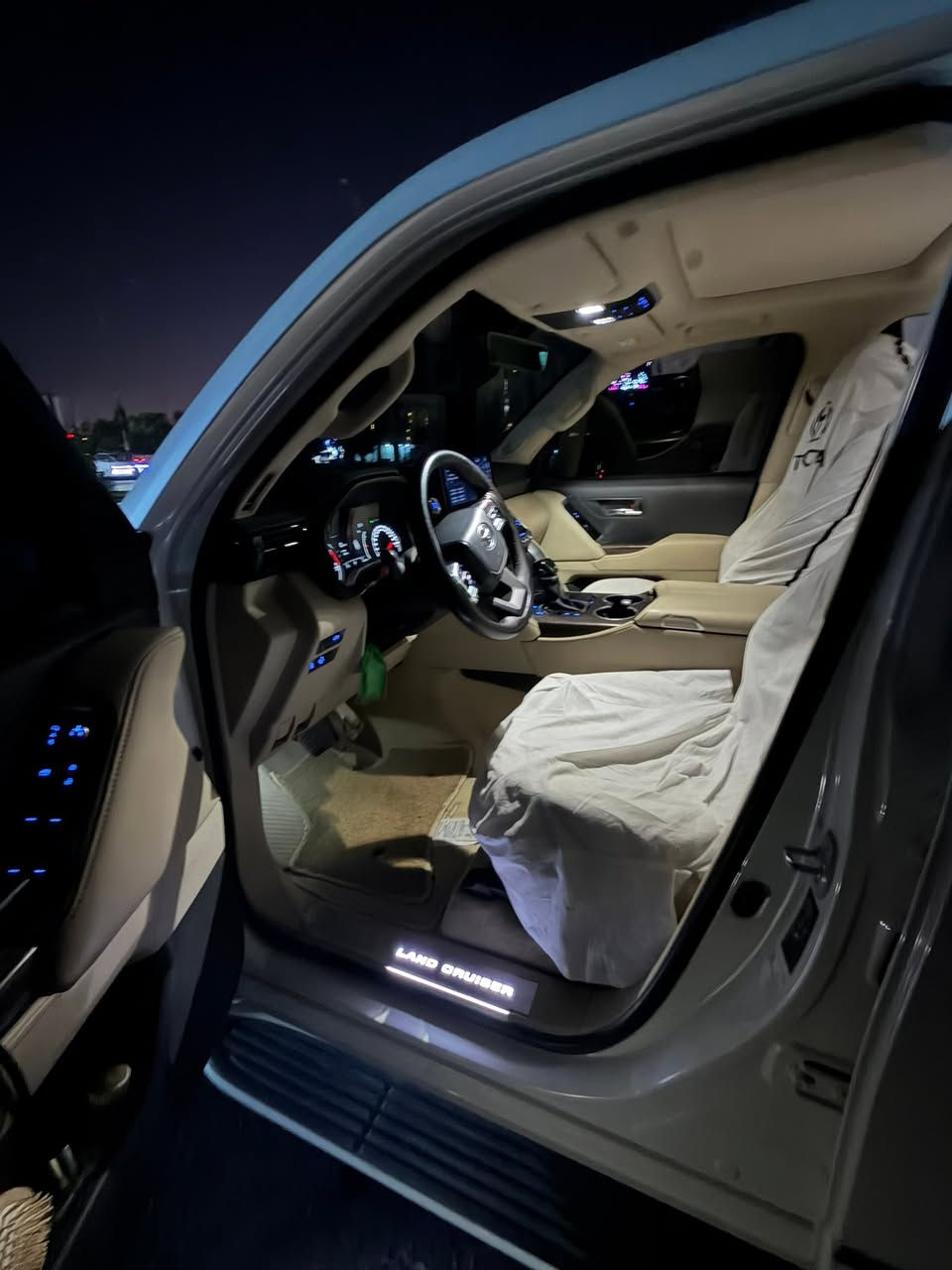 تويوتا لاندكروزر VX موديل 2022 للبيع 🚘 
بـ سعر 685 $ وبيه مجال للطيبين ***********
المواصفات والتفاصيل:
 المحرك: 4000 تنفس طبيعي (V6).
 المسافة المقطوعة: 65 ألف كم فقط.
 الرقم: دهوك (تحويل أو وكالة مضمونة).
 الحالة: كفالة عامة من الصبغ.والتعديل (بحالة الوكالة ونظيفة جداً).
 المواصفات: مواصفات الـ VX المعروفة كاملة (شاشات، بصمة، جلد، فتحة، تبريد مركزي، وباقي الأنظمة المتطورة).
ملاحظة: السيارة بحالة ممتازة وجاهزة للاستخدام بدون أي مصاريف 
سيارة نظيفة حرفياً 
مكاني_كربلاء

