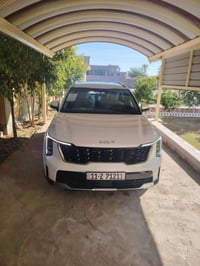 للبيع سورنتو 2025 ماشيه 7000 فول موصفات ماعدا البنورما سياره منفصل مو ...