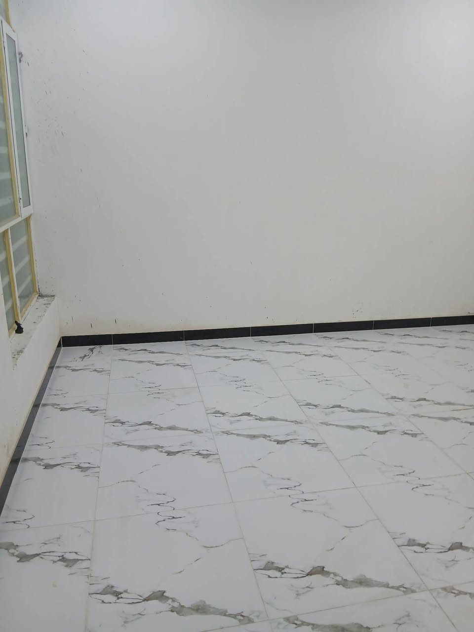 مشتل للبيع مساحة ١٠٠م طولاني بناء حديث طابقين الطابق الثاني غير مسقوف موقع كلش حلو خدمات متكاملة على شارعين 
 غرفة النوم/مطبخ/حمام/صالة/استقبال /صحيات/ 
العنوان السفحةبداية شارع احمد الوائلي ثالث فرع 
طابو صرف ثاني يوم افتح بيان
الدار غير مسكون فارغ 
السعر ٥٨ مليون بية مجال بسيط 
للإستفسار ***********
