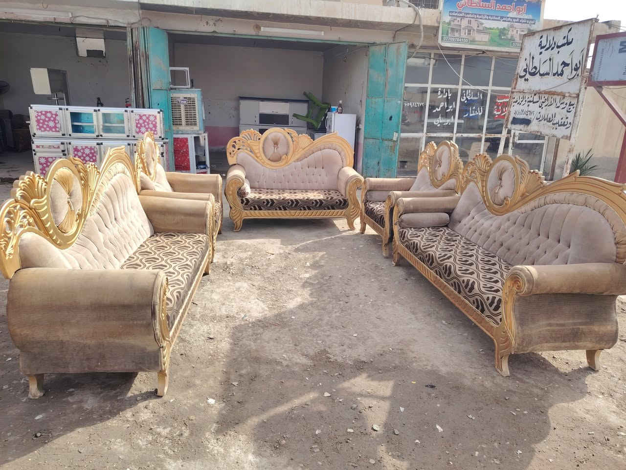 سلام عليكم تخم 10 مقاعد نجار درجه اوله للبيع نضيف السعر خاص المكان حله ورديه خارج قرب مستشفى الكفيل يرهم مراوس بكلشي ***********
