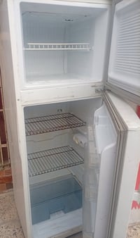 ثلاجة ١٤ قدم • نظيفة • تجميد شغال