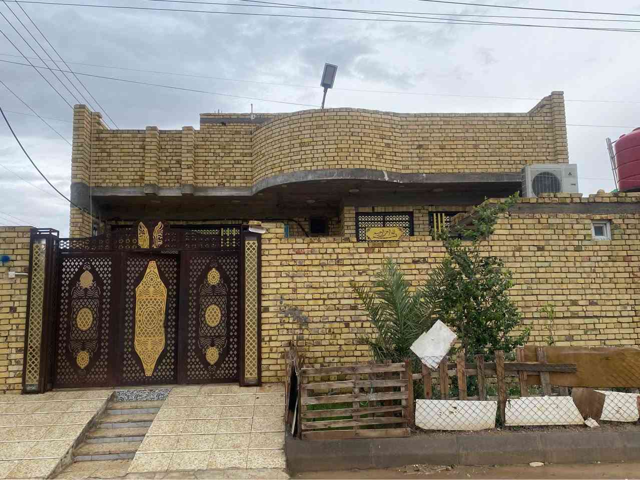 بيت للبيع في ميسان - حي المهندسين 🏠
بيت (ركن) بناء كامل، بموقع جداً مميز وهادئ في منطقة حجي حسن الجديد (حي المهندسين).
📍 الموقع:
البيت صاير خلف جامعة ميسان (كلية الهندسة) ومجاور لكلية الإمام الكاظم (ع)، يعني موقع قريب على كل الخدمات.

📐 التفاصيل:
المساحة: 200 متر.
النوع: ركن.
الخارطة:
غرفتين نوم (وحدة منهن سويت).
صالة.
استقبال جبير.
بناء كامل وجاهز.

📞 للاستفسار أكثر يرجى الاتصال على الرقم:
*********** عمارة, ميسان

