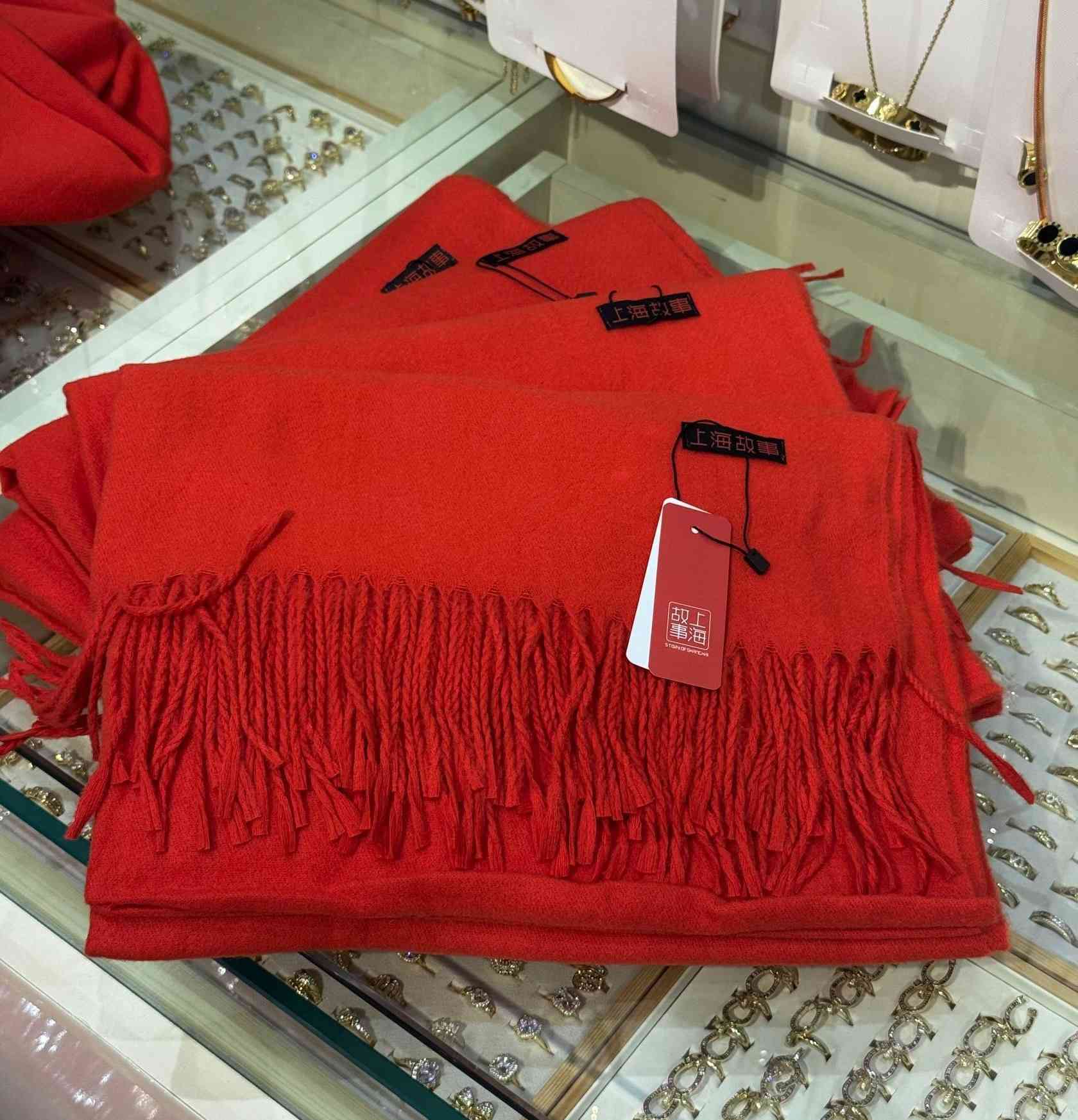 لكثرة الطلب وفرنالكم السكارف الاحمر 
الخامة ثقيلة 😍
المشرشب الاصلي مو مكصكص
يوصلكم بهيج ترتيب وبسعر ١٣ الف فقط 
بدون تغليف ١٠ الف فقط
لطلب الهدايا راسلونا وتدللون 🫶🏻
متوفر في 
Shine On 🔮 حيثُ للتألقِ عنوان 

 🌸 بوتيك شاين اون للاكسسوارات والعطور النسائية والرجالية 

اكسسوارات "نسائية ، رجالية " _ عطور _ ميك اب  _ حقائب - هدايا
المتجر مفتوح من الساعة 3 ظهرا ولغاية ال 11 ليلا

خدمة حجز الطلبات متوفرة طول اليوم وعلى مدار 24 ساعة

يتوفر خدمة تغليف الهدايا واختيار الهدية حسب الطلب ❤🌹🌺 

💥للحجز والاستفسار مراسلة الصفحة 📥
او الاتصال واتس اب
***********
—————————————-
💥توصيل لكافة انحاء العراق 🏎
خانقين 2000 دينار والمحافظات 5000 الاف دينار
موقع المحل : خانقين تولة فروش شارع السايدين
مقابل تربية كوردستان 
Khanaqin , Diyala , Iraq 📍
.
.
.
.
#تولة_فروش #reels #محل #خانقين #shine_on  حيثُ_للتألقِ_عنوان بوتيك_شاين_اون  مستلزمات_نسائية كوزمتك عطور ملابس اكسسوارات حقائب ترند العراق خانقين بوتيك هدايا
