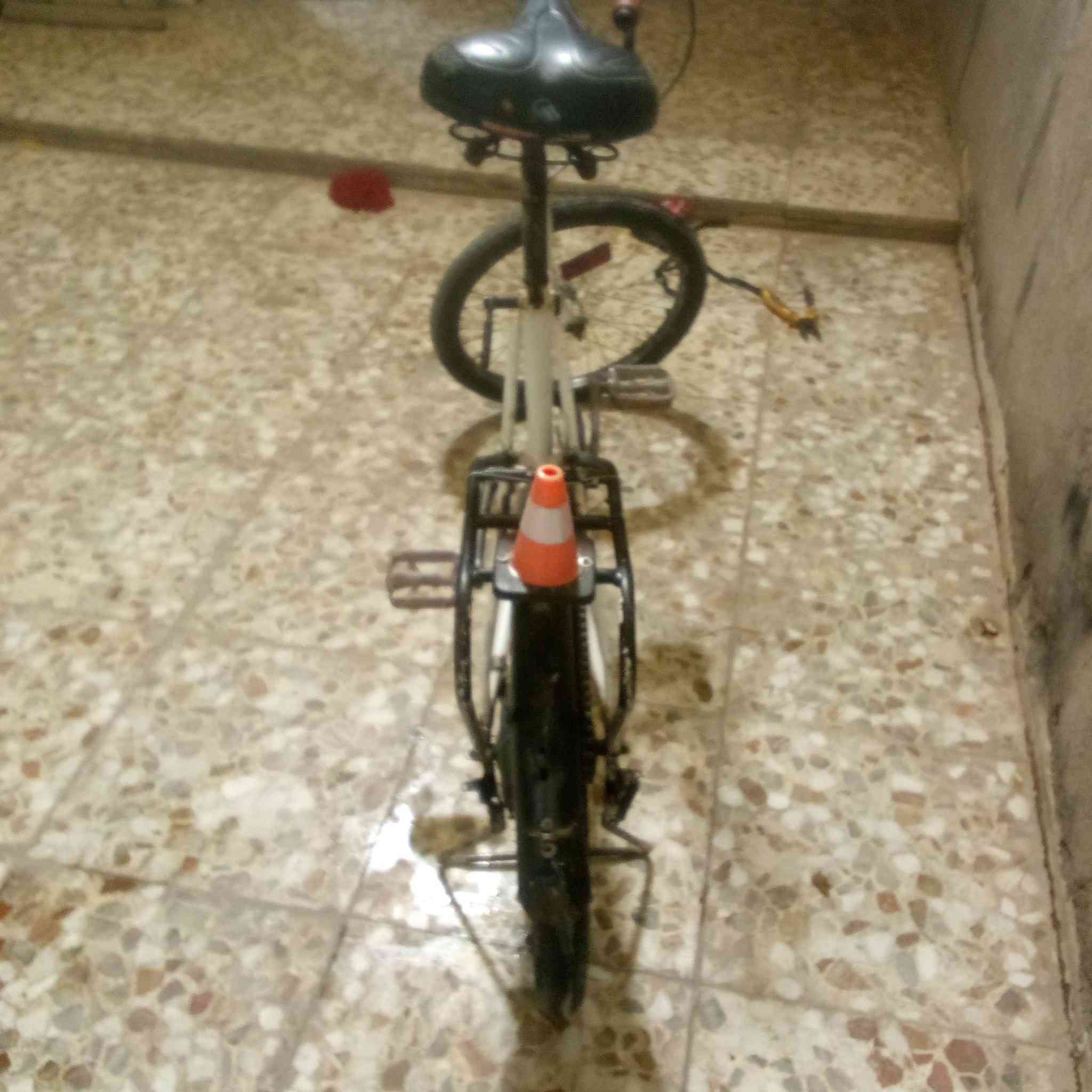 سلاام عليكم بايسكل حجم 20لبيع 35 وبي مجال قليل*********** اتصال وتساب
