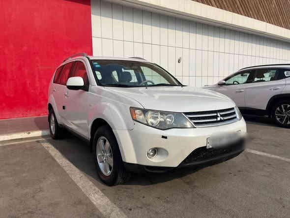 متسوبيشي اوتلاندر مكفولة من الصبغ والحادث والتبديل تخم تاير بطارية جديد محرك كير تبريد ثلج بعز الصيف محرك 2400 اربعه سلندر فورويل سلايد روف سيارة عائلية بامتياز قوية جدا رقم بغداد وهزة جديد باسمي شخصيا 
ناقصها صدر امامي ماشية 154 وكسور موديل 2008 
السعر 98 ورقة بيها مجال بسيط 
عنواني بغداد *********** بغداد
