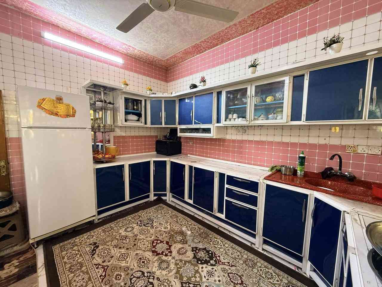 السلام عليكم
بيت للبيع الموقع الحولي قرب سكله وسام ال حامي 

مساحه٢٢٠
 يتكون من 
صاله / القياس٧*٤ ونص
ستقبال/ القياس ٧*٤
غرف عدد ٤/ القياس ٥*٤
المطبخ /القياس ٤*٤
صاله طابق ثاني
طارمه وقوف سياره 
منور حرف L
مع الأثاث 

للتواصل ***********
