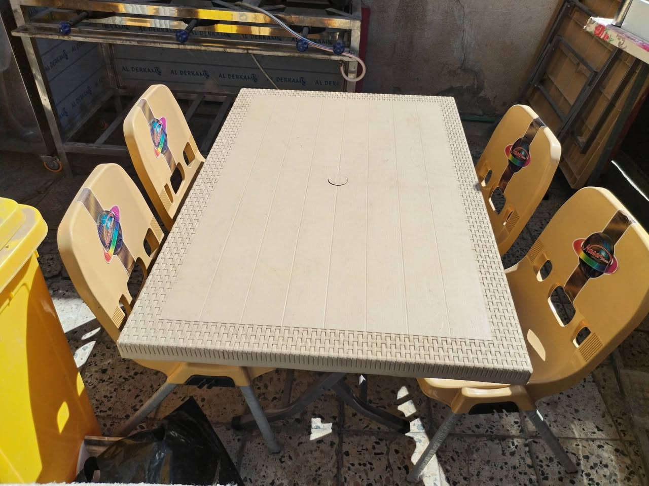 السلام عليكم غراض مطعم للبيع ميوزه وجدوره وموجود جدر ضغط لحجم لكبير وميوزه وكراسي  كلهن جدد ما مستخدمات ماعده جدرين او تلاثه لستيل اي استفسار اتصلو ع رقمي ***********
