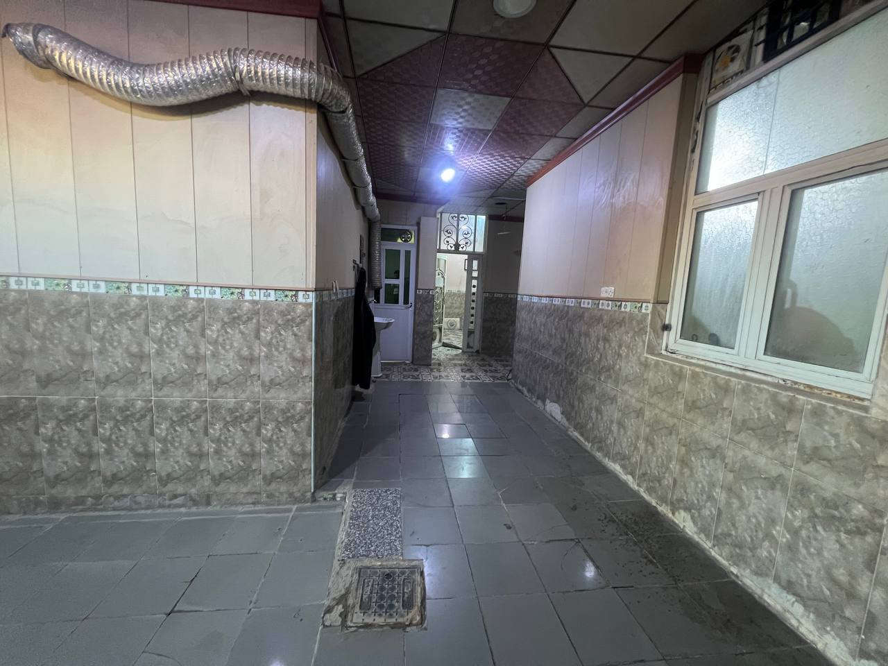 بيت للبيع 250 متر السماوة حي الحكم شارع 20 مقابيل صيدلية زمزم يتكون طابقين الاول  غرفتين وبراني ومطبخ وصحيات والثاني 3غرف وصاله وصحيات /  ومحالات 2  وشقق 2:  لتواصل مكتب الفيصل للعقارات ***********
