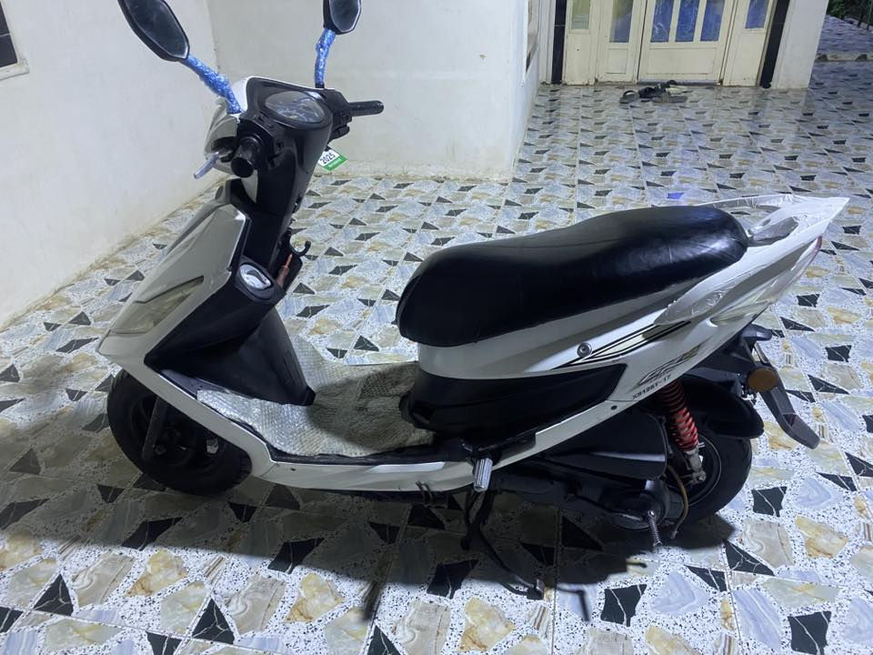 سلام عليكم دراجه للبيع سايم نحله  جي ار دراج خير من الله كلها شغاله
رمادي شارع 40 
***********
