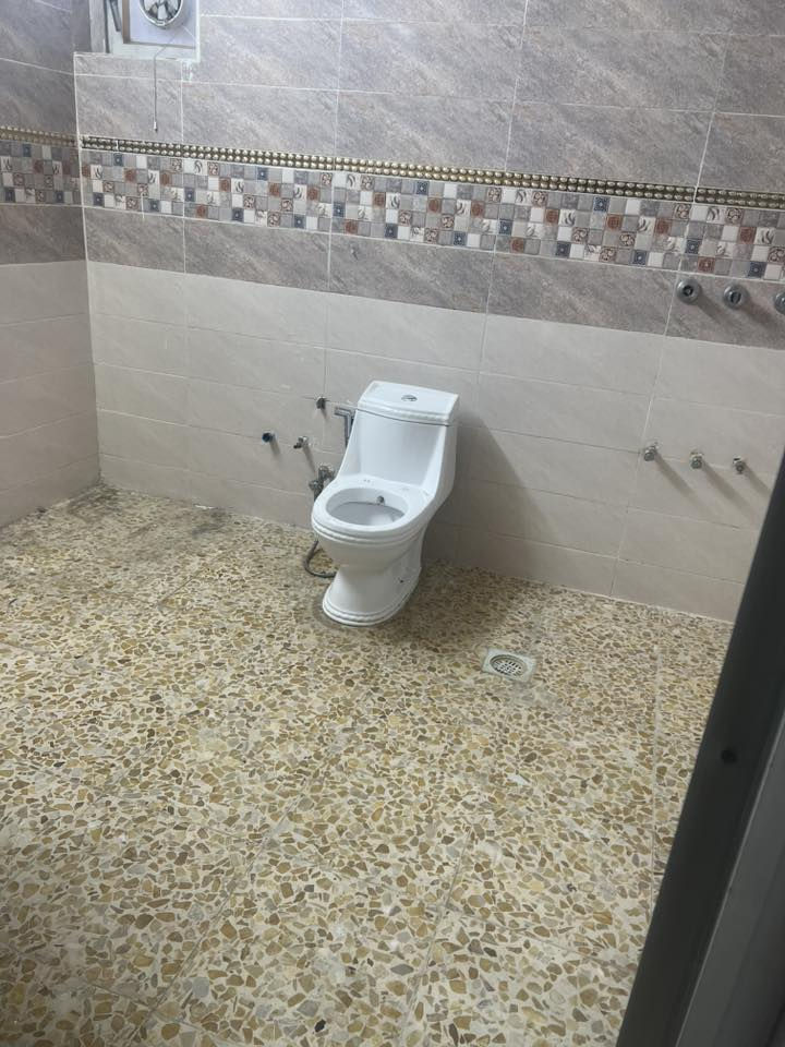 السلام عليكم مشتمل طابق ثاني للايجار يقع في مربع  جامع شاكر العبود يتكون من غرفة نوم واستقبال وهول ومطبخ وصحيات للاستفسار الاتصال بالرقم ***********
