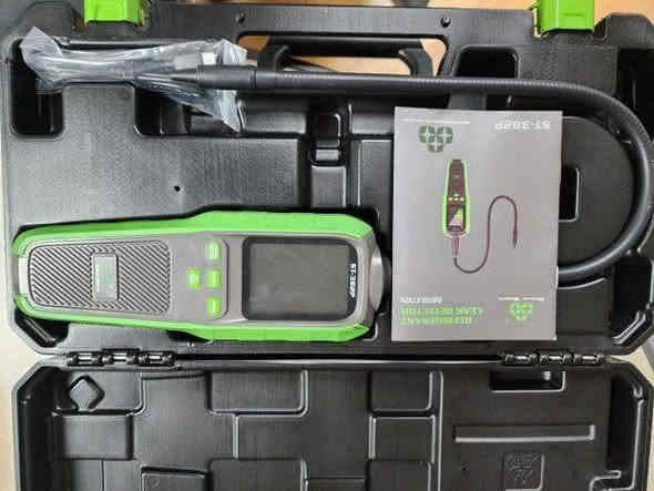 الجهاز الموجود في الصورة هو كاشف تسرب غاز التبريد Super Stars ST-382P.
يُستخدم هذا الجهاز للكشف عن تسرب غازات التبريد في أنظمة تكييف الهواء والتبريد والمضخات الحرارية. 
يعمل الجهاز عن طريق استشعار الغازات وتحويلها إلى إشارات يمكن قياسها. 
يتميز الجهاز بشاشة LCD ملونة تعرض مستوى التسرب وله مسبار مرن بطول 40 سم. 
يحتوي على بطارية ليثيوم قابلة لإعادة الشحن توفر ما يصل إلى 7 ساعات من الاستخدام المتواصل. سعر ٨٥ الف رقم الهاتف ***********
