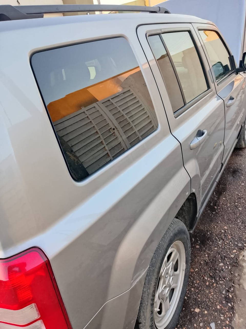 جيب باتريوت 2017 السياره حادثه بصيط بس خشم الجاملغ وشويه من البنيد باقي مكفول جاهزه رقم انكليزي بسمنه ثاني يوم تحويل السعر 110 وبيه مجال حك الجيه ***********
