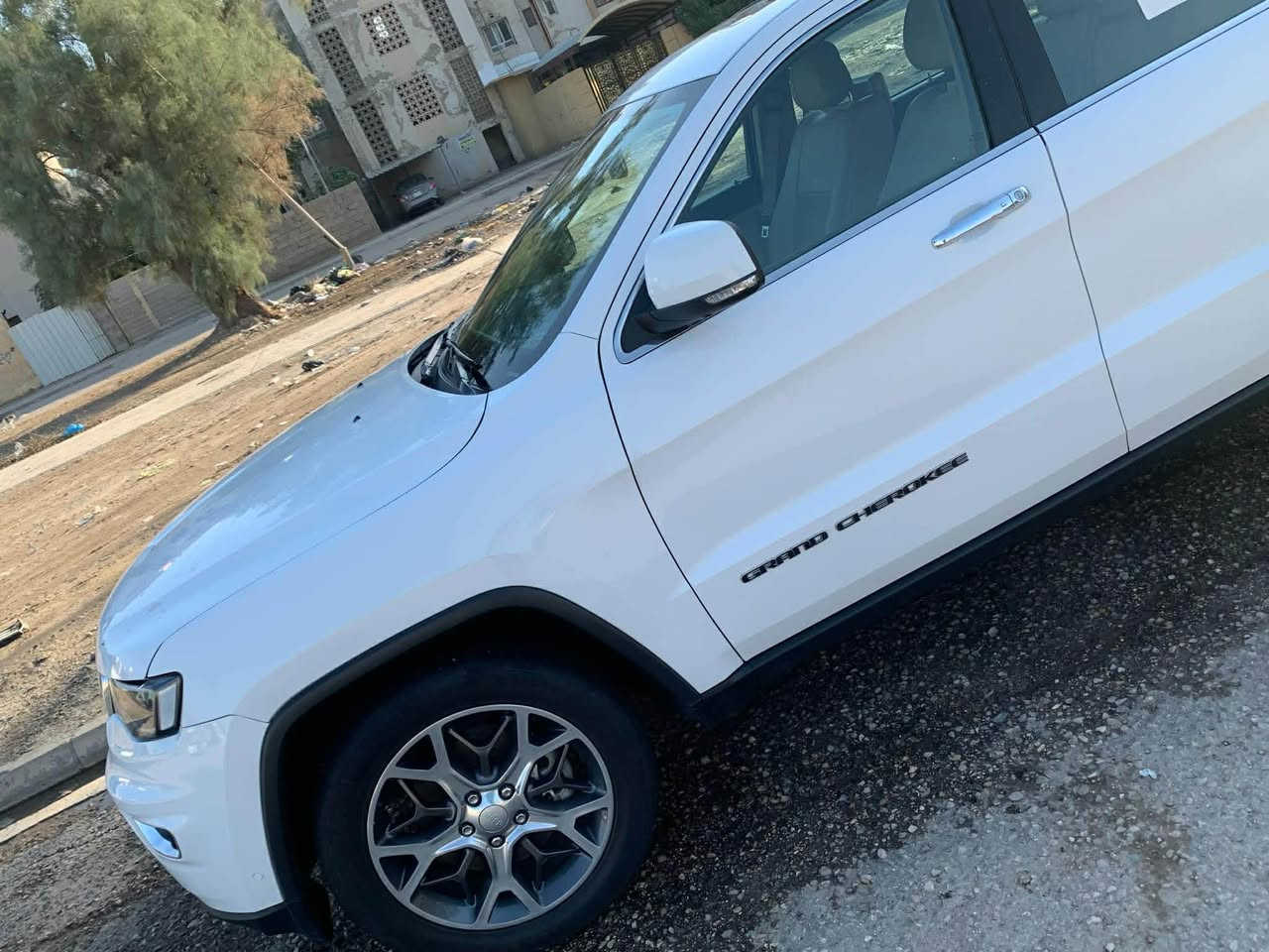 جيب كراند شيروكي  مديل ٢٠١٩ ليمتد خليجي وكالة هارلم 

فول مواصفات بصمة 6 سلندر فورويل 

المحرك : V6.  3.6L . 
العداد :  ٩٠ km  
المواصفات : 4x4
* قيادة ذاتية عند المنعطفات. 
* رادار امامي مع مانع تصادم . 
* تحذير الخروج عن المسار . 
* مستشعر نوم السائق مع نظام التوقف الآلي 
* تحذير النقطة عمياء
* شاحن موبايل وايرلس 
* ⁠تبترونيك كير بالستيرن
* ويل كب بلاك توب قياس  19 انج ..  
* كاميرة . 
* المصابيح الأمامية زنون
* دخول ذكي. . 
* تشغيل عن بعد .
* الصندوق الخلفيي كهربائي
* حساسات خلفية  .
* مكيف خلفي مع وحدة تحكم منفصلة . 
* تدفئة كشنات + ستيرن +تبريد
بانوراما. 
* مانع تصادم خلفي 
* محدد سرعة . 
* نظام التشغيل والاطفاء الاوتوماتيكي .
* نظام بريك اوتماتيكي
وبالنسبة للرقم محول انكليزي جديد والسنوية تاريخ النفاذ ٢٠٢٩
للأستفسار واتساب 
***********
***********
