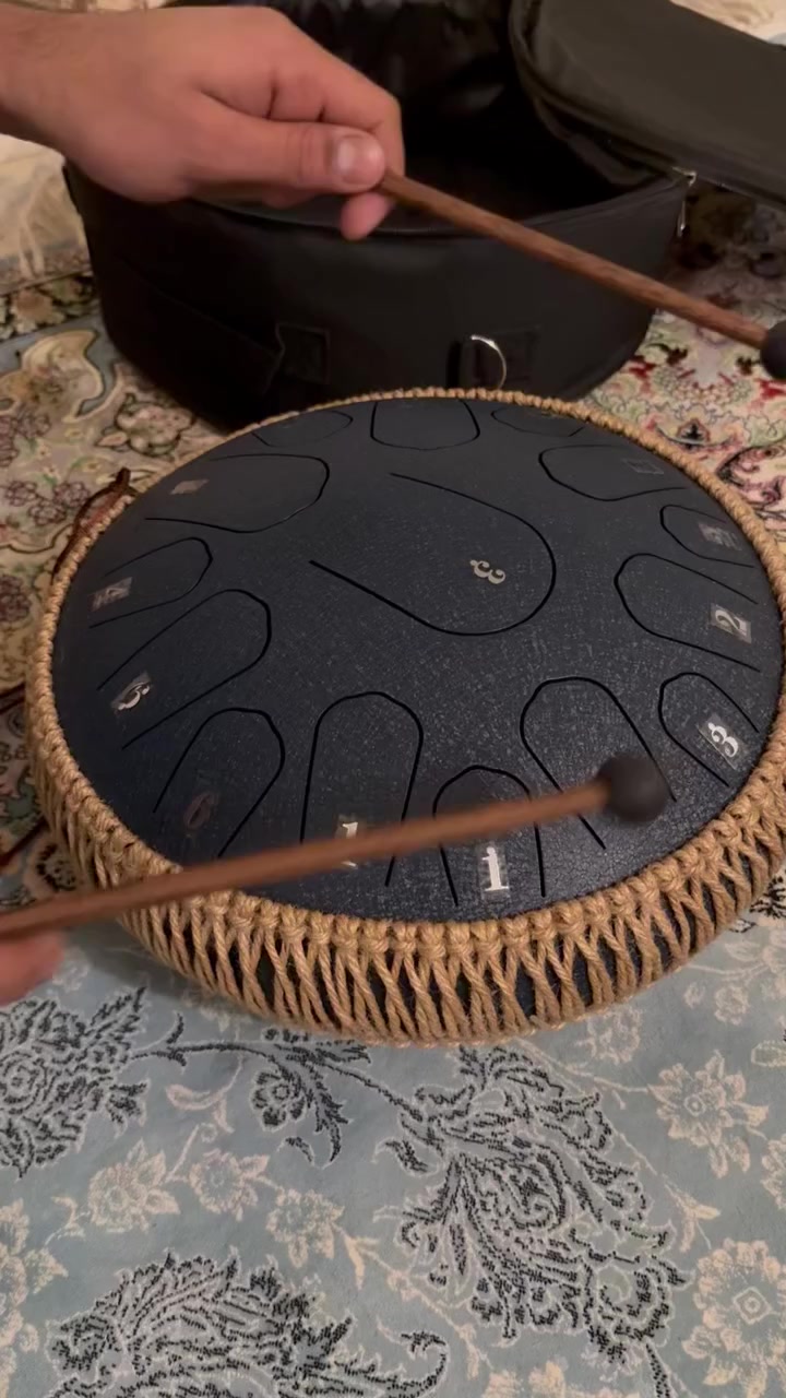 هو طبل لسان فولاذي (Steel Tongue Drum)، ويسمّوه همين هاند بان صغير أو طبلة تأمل.

🔹 شنو هو؟

آلة موسيقية مصنوعة من معدن، بيها فتحات (ألسنة) مقطّعة بشكل معيّن، وكل فتحة تطلع نغمة مختلفة (مكتوب عليها أرقام حتى تعرف أي نغمة تعزف).

🔹 شلون ينعزف؟
 • تضربه بعصيان مطاطية (غالبًا تجي وياه).
 • أو تعزف بأصابعك.
 • صوته هادئ وناعم ومريح للأعصاب.

🔹 استخدامه:
 • للاسترخاء والتأمل 🧘‍♂️
 • للأطفال لتعليم الإيقاع
 • موسيقى هادئة بالبيت أو بالجلس

سعر وخذ


**إذا كنت صاحب هذا الإعلان وتريد حذفه لأي سبب، رجاءا أرسل رسالة إلى الدعم الفني**