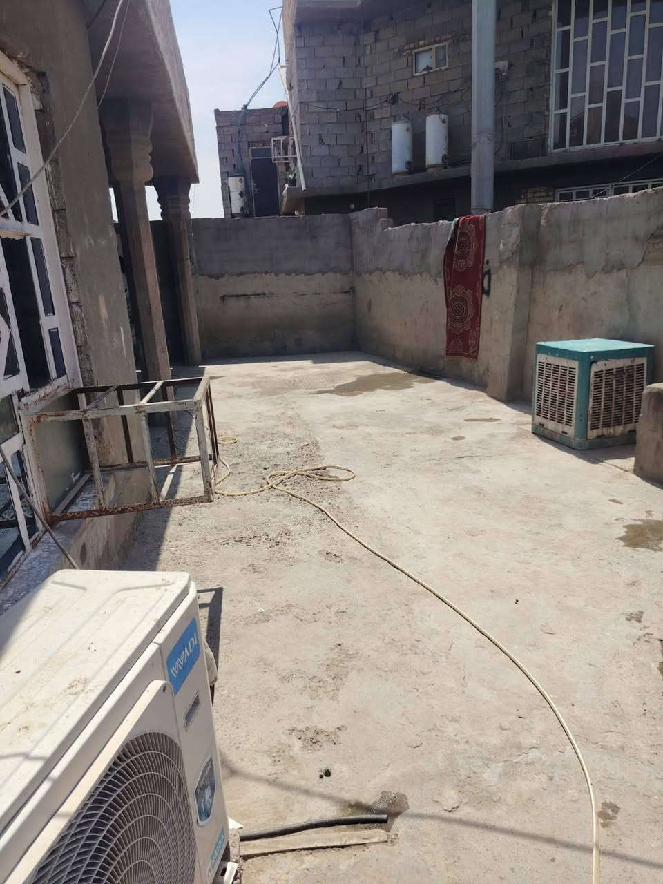 السلام عليكم بيت للبيع منطقه ابو عظام 400 متر الاستفسار اتصل على الرقم ***********
