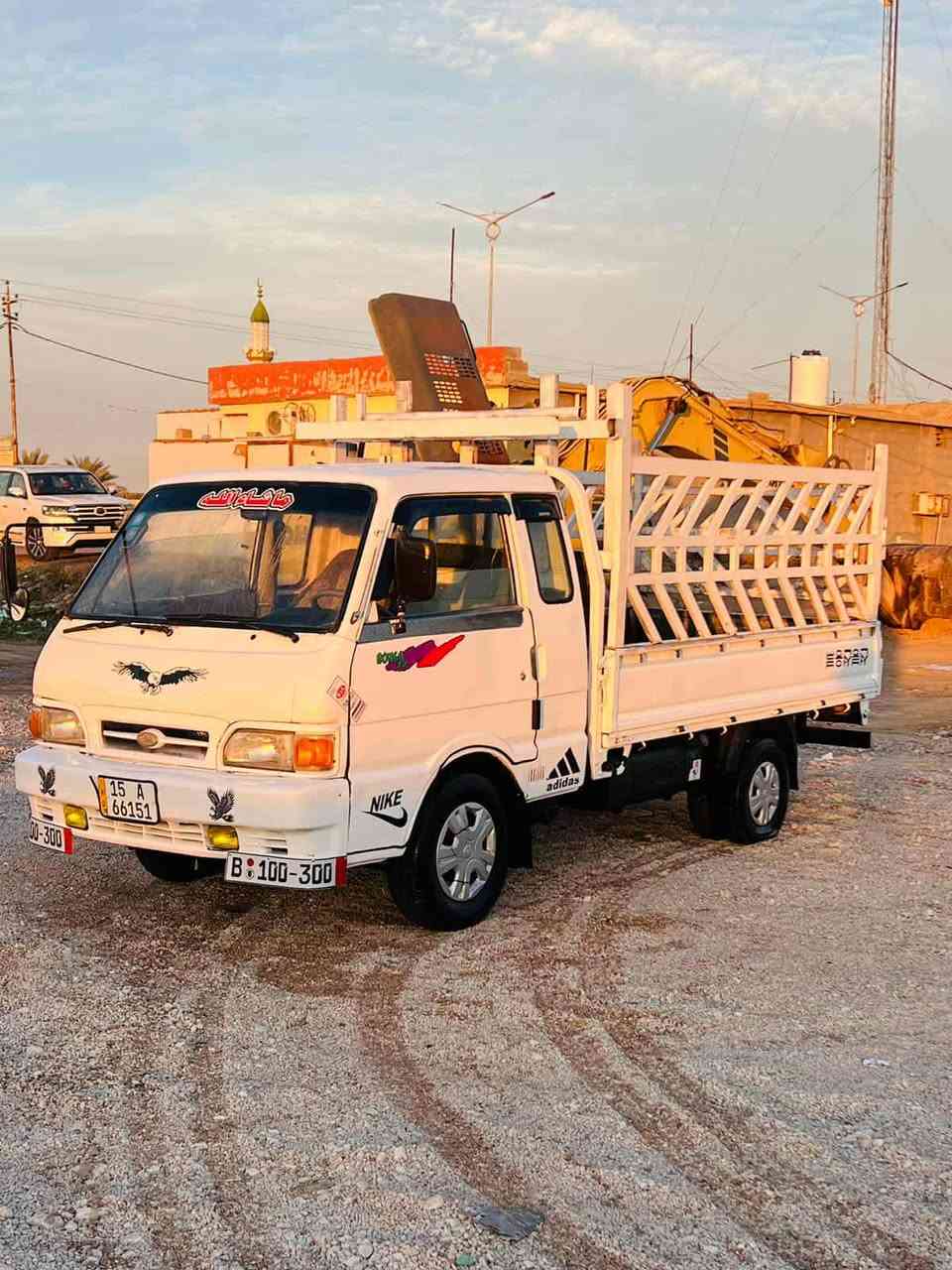 سلام عليكم كيه بنكو موديل 96 سنويه 30 رقم جديد سياره مكفولة من محرك وكير واكسل وصدر وشاصي وكهربايات شغاله قماره بلاديه وتخم تاير سياره كلش حلوه سعر 54 وبيه مجال مكاني رمادي رقم الهاتف *********** يالله
