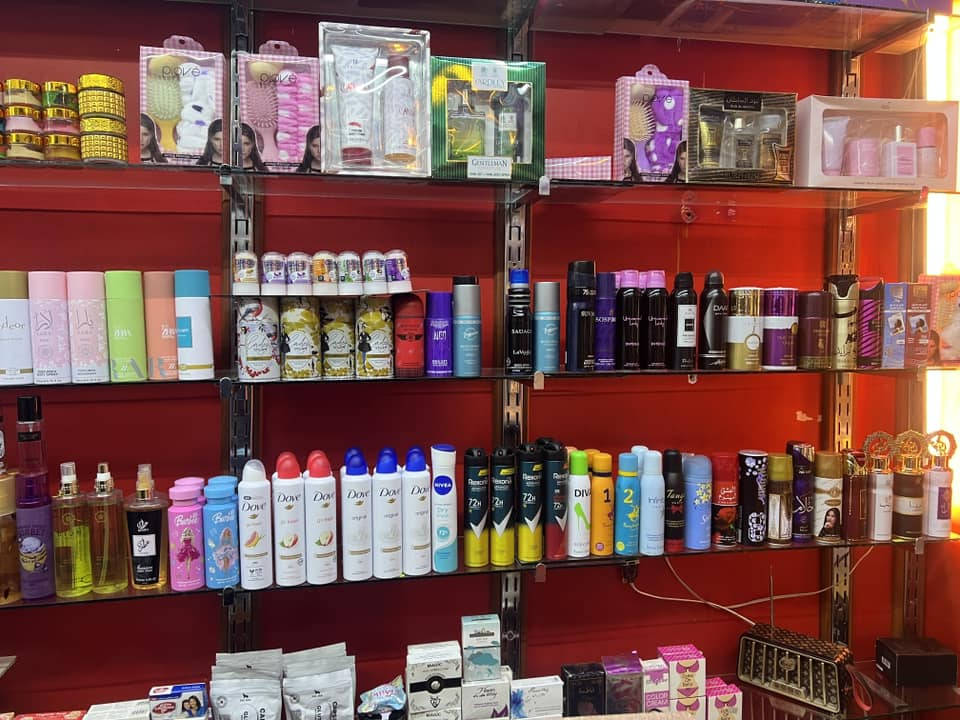 السلام عليكم للبيع محل كوزمتك لئن ممتفرغله ودوام المحل كامل من كل النواحي والبظاعه البي كلهن من الشركات ع الاكثر المحل صارله فاتح اكثر من 10 سنوات تريد تاخذ البظاعه تريد تاخذ المحل عادي وتكعد بي العنوان بغداد الدوره شارع الشرطه السعر ٦ ملايين وبي مجال 
***********
