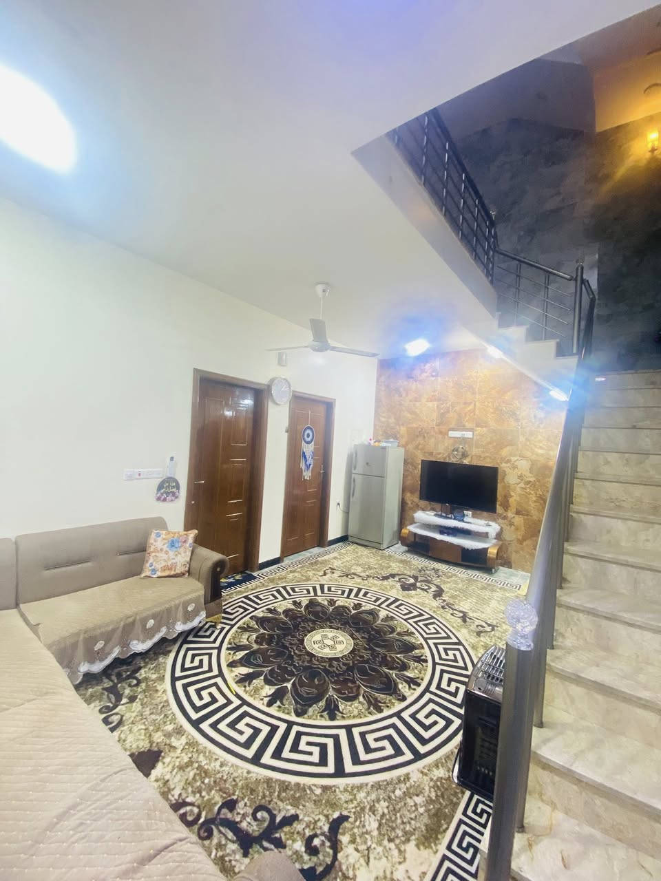 السلام عليكم بيت في منطقة حي السلام شارع المستشفى 7فرع مساحة البيت 125 يحتوي على 5غرف نوم البيت 3طوابق بناء حديث2024
يحتوي على 3 صحيات 
البناء جدا جدا نضيف البيت كله بورسلين من اجود ل أنواع بيت مرتب بمعنى الكلمه احلى مما موضح بل صور لاستفسار الاتصال على الرقم ***********
