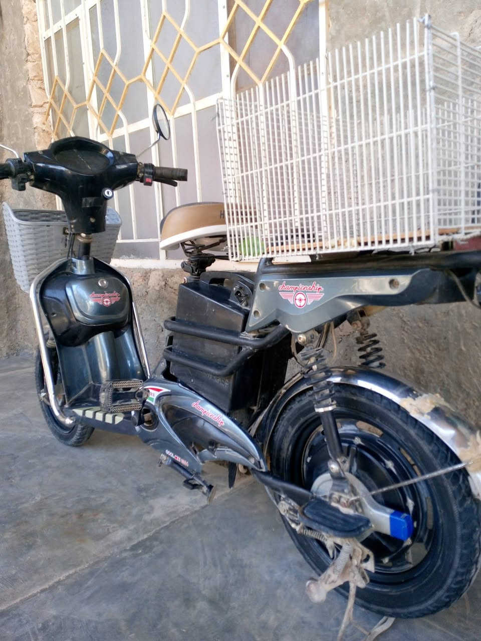 ماطور شحن للبيع 
بطاريات خمسه حيل زينه 
كهربائيات كلهه شغاله 
كشر حيل نضيف 
للاستفسار الاتصال على الرقم التالي ‏‪***********‬‏
