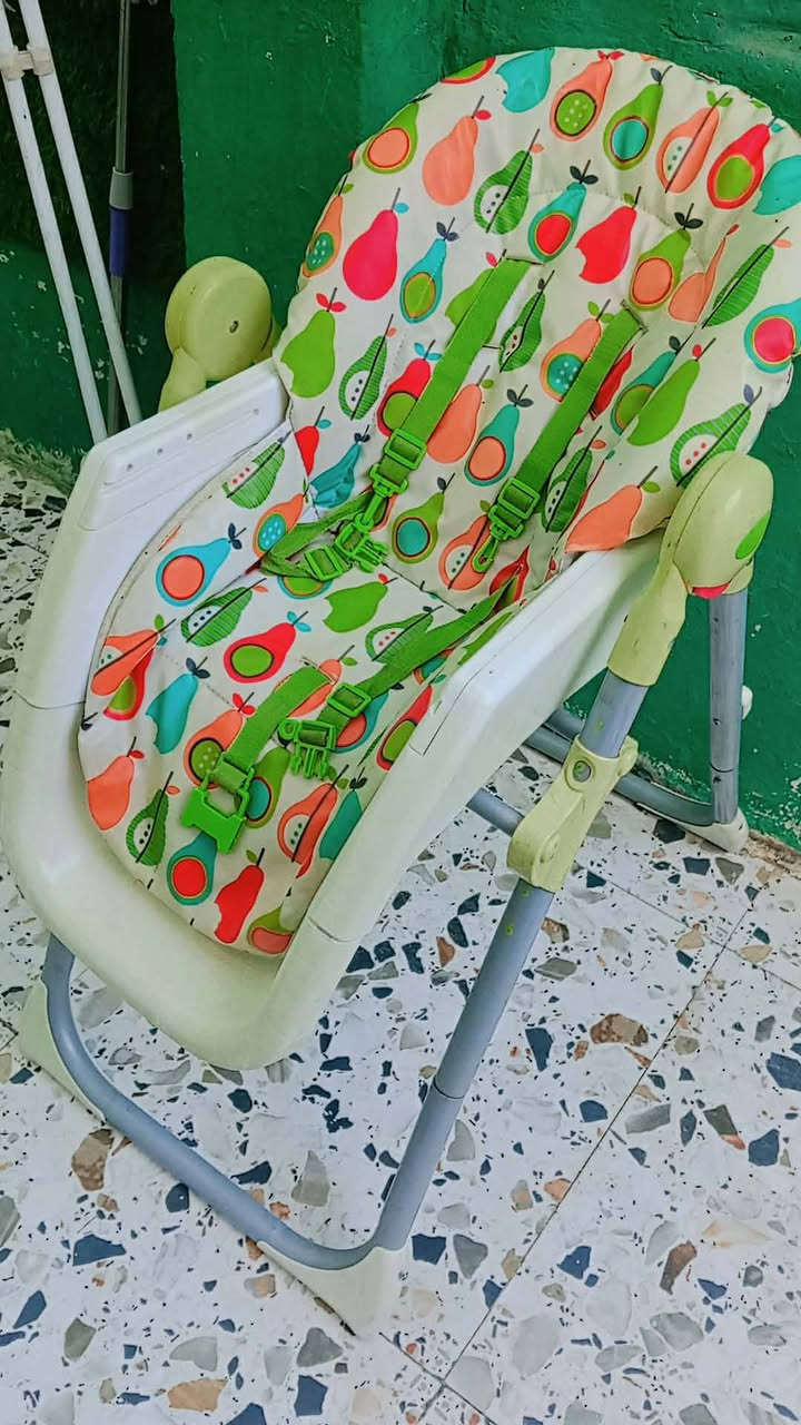 سلام عليكم عربانه نفر حجم كبير ترهم نفرين مستخدمه مرتين فقط بعدهي جديده وكرسي طعام مال اطفال. سعر ثنيناتهن 55. *********** @إشارة
